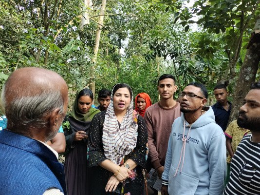নির্বাচনী গণ সংযোগ করছেন ব্যারিস্টার সুমনের স্ত্রী সাম্মী আক্তার