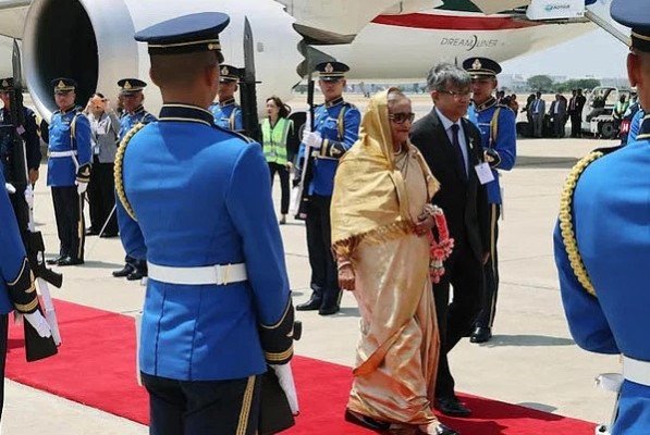 থাইল্যান্ডের ব্যাংকক পৌঁছালে প্রধানমন্ত্রী শেখ হাসিনাকে লালগালিচা উষ্ণ সংবর্ধনা দেওয়া হয়