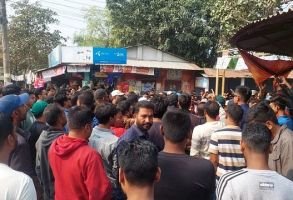 পাবনায় আওয়ামী লীগের ওয়ার্ড কার্যালয়ে গুলি ও ককটেল বিস্ফোরণ