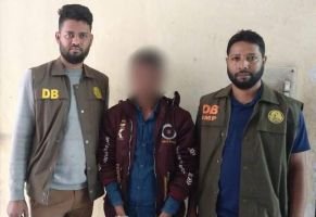 সিলেট মহানগর গোয়েন্দা পুলিশের অভিযানে ভারতীয় চিনি ও ডিআই পিকআপসহ চোরাকারবারী গ্রেফতার