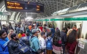 ট্রেন কম,মেট্রোরেলে যাত্রীর চাপ