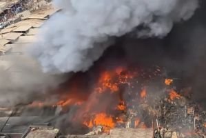 ঢাকার মিরপুর ১২ নম্বরে ঝিলপাড় বস্তিতে আগুন