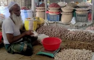 ঈদের পর আলুর দাম বেড়েছে সেইসাথে যোগ হয়েছে পেঁয়াজ, আদা, রসুনও