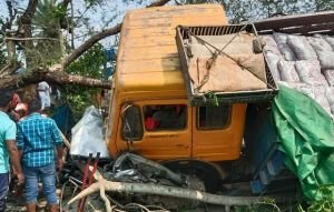 প্রাইভেট কারসহ কয়েকটি গাড়িকে ট্রাকের চাপা, নিহত ১১