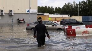 স্মরণকালের ভয়াবহ বন্যার ক্ষতি কাটিয়ে উঠতে ব্যস্ত আরব আমিরাত
