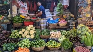 তীব্র তাপপ্রবাহের অজুহাতে অস্থির নিত্যপণ্যের বাজার