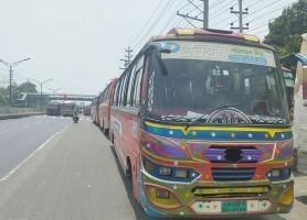 বাস চালকের বেপরোয়া গতিতে জাবি শিক্ষার্থীর ক্ষতিপূরণ আদায়ের দাবিতে ৯ টি বাস আটক