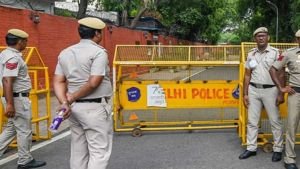 ১০০ স্কুল বোমা মেরে উড়িয়ে দেওয়ার হুমকি