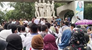 হল না ছাড়ার কথা জানিয়েছেন কোটা আন্দোলনকারী শিক্ষার্থীরা