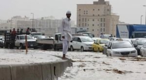 সৌদিতে রেড অ্যালার্ট জারি, ভারী বৃষ্টিতে ডুবে গেছে রাস্তাঘাট