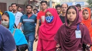 সকাল থেকে কাজে যোগ দিলেন পোশাক শ্রমিকরা