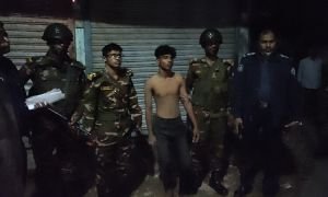 ফেসবুক পোস্টে ‘হা হা’ রিয়েক্ট দেয়াকে কেন্দ্র করে ছুরিকাঘাতে আহত ৫